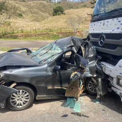 Carro com bebê e criança de 6 anos é atingido por caminhão em engavetamento na BR-116