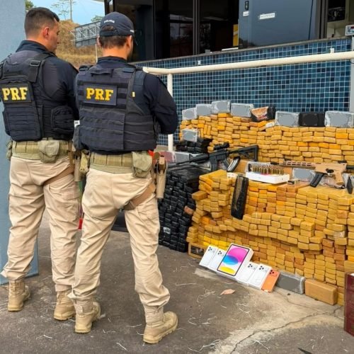 PRF apreende mais de 500 kg de maconha, cocaína e armas em caminhão na BR-381, em MG