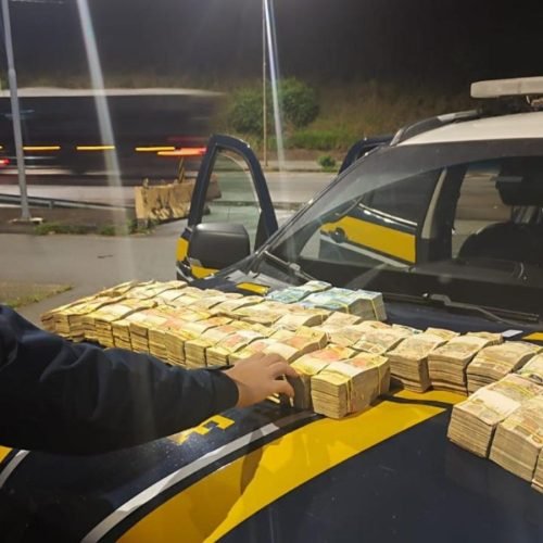 PRF apreende mais de R$ 870 mil em dinheiro durante fiscalização em rodovia de Minas Gerais