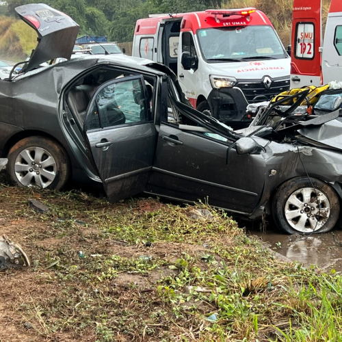 Motorista fica gravemente ferido após bater Corolla contra viaduto em Cachoeiro de Itapemirim (ES)