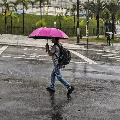 Frente fria avança sobre Minas Gerais e pode provocar chuva forte e granizo nesta terça-feira (26)