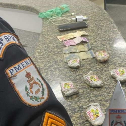 Polícia Militar prende jovem por tráfico de drogas no conjunto Minha Casa, Minha Vida em Itaperuna (RJ)