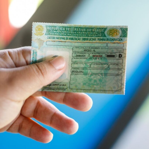 TCE suspende redução de taxas para carteira de motorista em MG