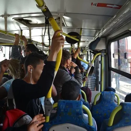 Governo do RJ veta lei que proibia uso de caixas de som em transportes públicos
