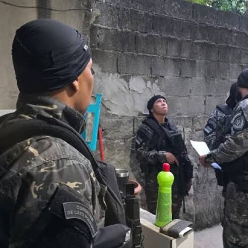 Operação com 200 policiais mira facção suspeita de articular ataques em Vitória (ES)