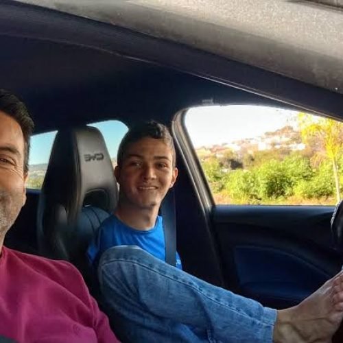 Superação e autonomia: Jovem sem os braços conquista carteira de motorista em Minas Gerais