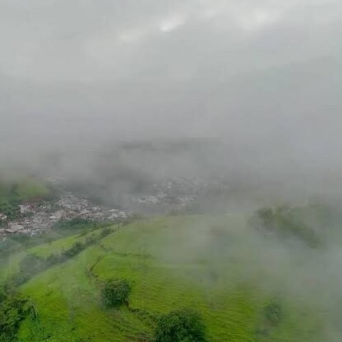 Forte neblina e temperatura de 10°C mudam a paisagem e a rotina em Natividade (RJ) neste sábado