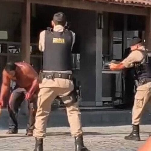 Homem é preso após esfaquear filho de 4 anos e atacar policiais em Teófilo Otoni, MG (Veja o Vídeo)