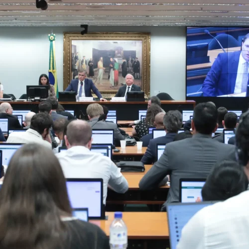CCJ da Câmara aprova PEC sobre o fim da escala 6×1