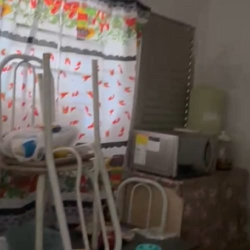 Mãe e filha são presas por deixar 10 crianças e adolescentes sozinhos em casa, em condições insalubres e com fome em MG