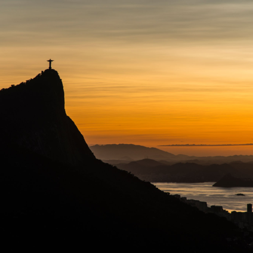 Amanhecer no Cristo Redentor colore o céu e encanta cariocas e turistas