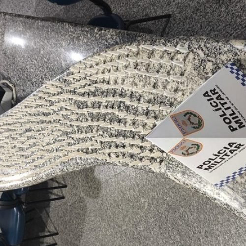 Bolsa com mais de 500 pinos de cocaína é apreendida pela PM em Miracema (RJ)