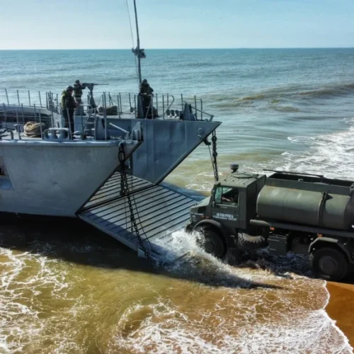 Marinha do Brasil realiza Mega Simulação de guerra anfíbia no litoral Sul do Espírito Santo