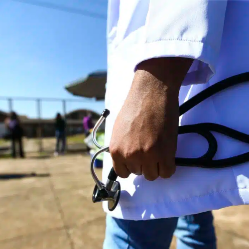 Comissão do Senado aprova piso de R$ 14 mil para médicos e cirurgiões-dentistas