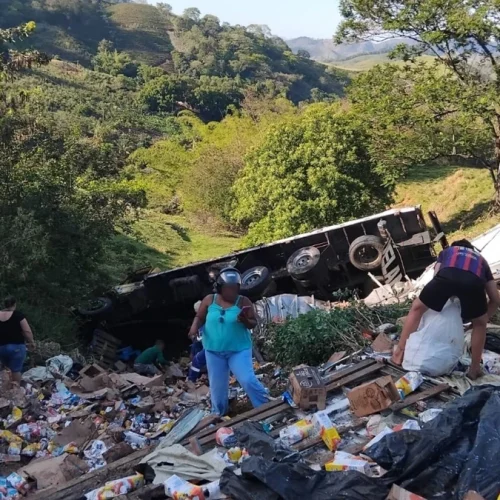 Caminhão carregado de laticínios tomba em ribanceira de 50 Metros em Castelo (ES)
