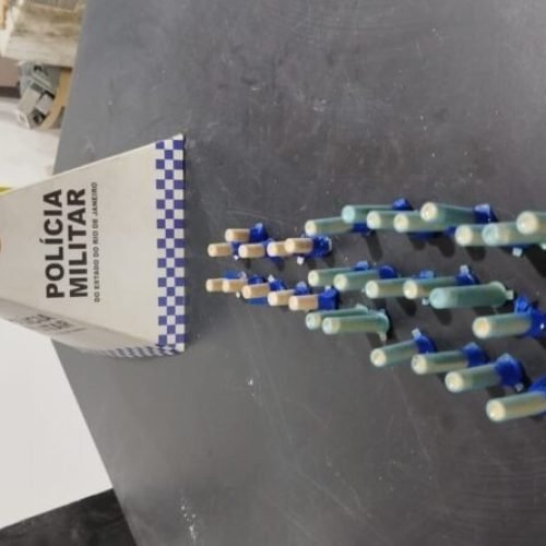 Mulher é presa após ser flagrada vendendo drogas em Itaperuna (RJ)