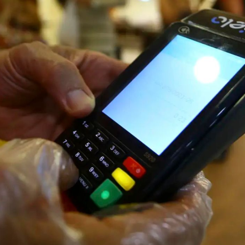 Fim do cartão recusado: nova regra permite passar o vale-refeição em qualquer maquininha