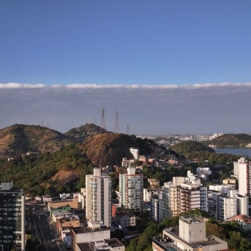 “Paredão”: nuvem gigante cerca o céu e chama a atenção na Grande Vitória