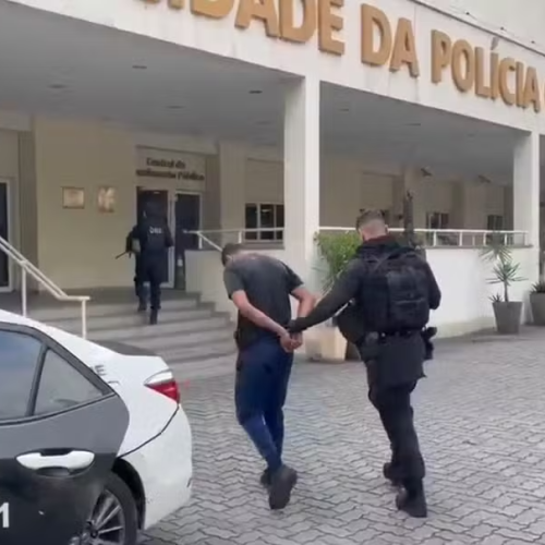 Operação da Polícia Civil mira policiais militares envolvidos em esquema de armas e drogas para o Comando Vermelho