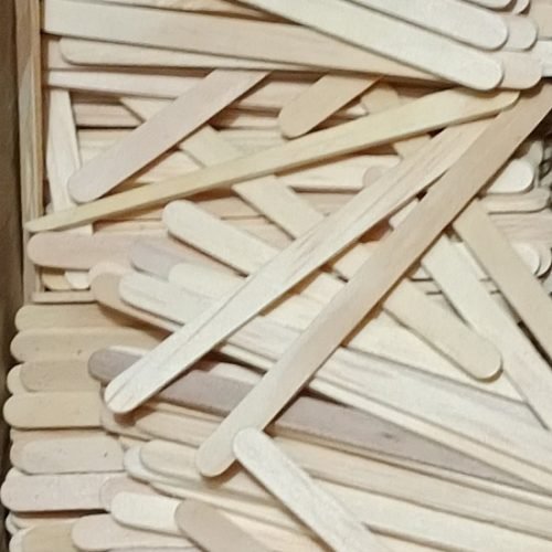 Escola é notificada após exigir palito de picolé na lista de material escolar