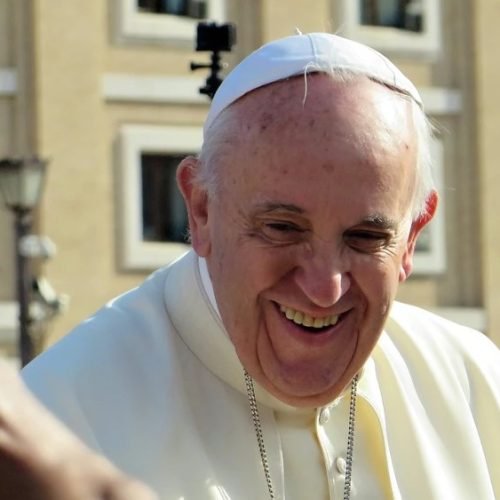 Antes de morrer, Papa Francisco doou todo seu dinheiro para ajudar prisão