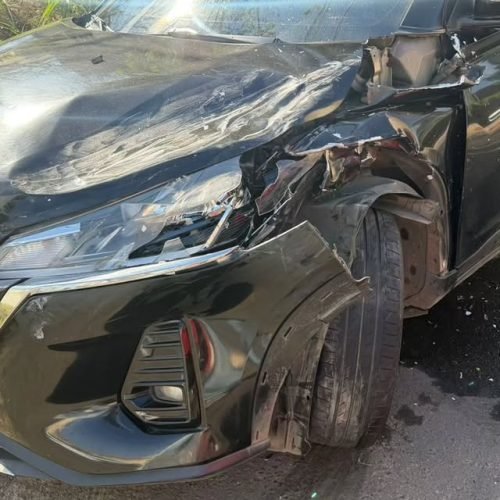 Investigado por homicídios joga carro contra policiais e acaba baleado em Itaperuna (RJ)
