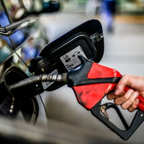 Petrobras anuncia redução de 14 centavos no preço da gasolina a partir de amanhã