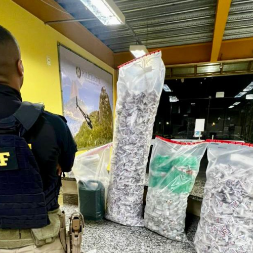 PRF apreende mais de 4 kg de Cocaína e 30 Litros de Lança-Perfume em Teresópolis (RJ)