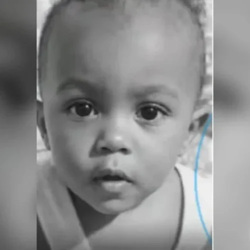 Bebê de 1 ano morre após se afogar em balde com água dentro de casa em Cariacica