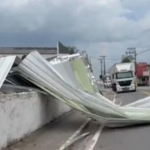 Ventania com rajadas acima de 100 km/h deixa 5 mortos e rastro de destruição no Sul e Sudeste