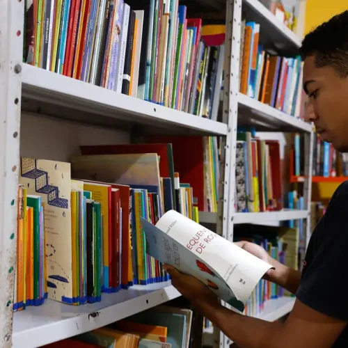 Alerj aprova formação de jovens para promover leitura e escrita no RJ