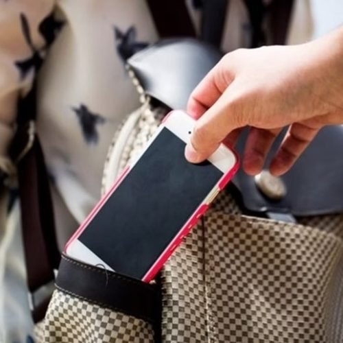 Garota de programa do Rio de Janeiro vem atender cliente em Itaperuna e tem celular roubado por ele