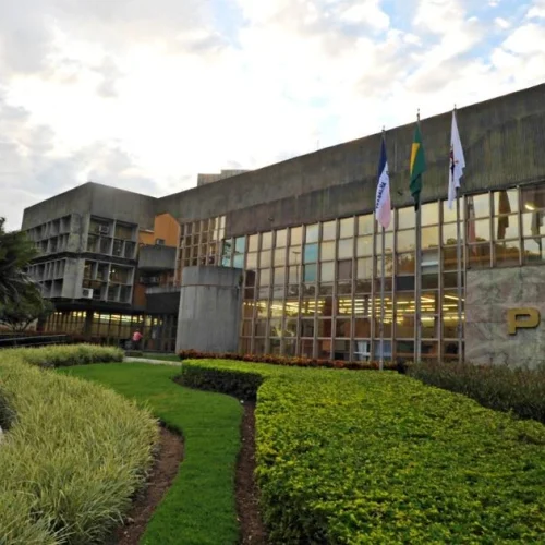 Vitória anuncia reajuste salarial e corte de 100 cargos comissionados