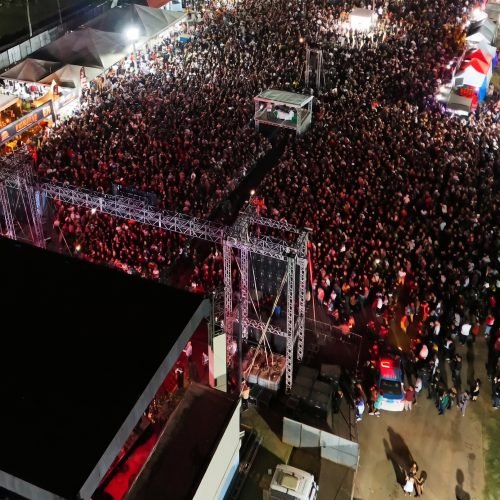 Raça Negra arrasta multidão na Expo Porciúncula (RJ)