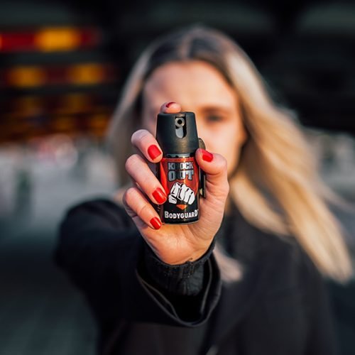 Mulher faz uso de gás pimenta

Está no Senado um projeto de lei que libera o uso de spray de pimenta para defesa pessoal. A proposta afirma que as mulheres seriam as mais beneficiadas pela arma não letal, que hoje só pode ser usada por agentes de segurança.

Foto: Björn Hansson/Wikimedia