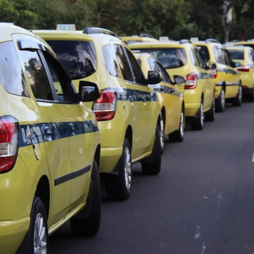 Prefeitura do Rio inicia entrega de mais de 5 mil novas autonomias de táxi para motoristas auxiliares