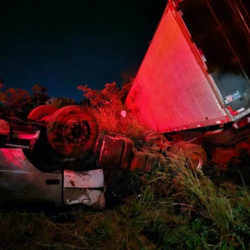 Acidente com carreta mata motorista em rodovia do Norte de Minas