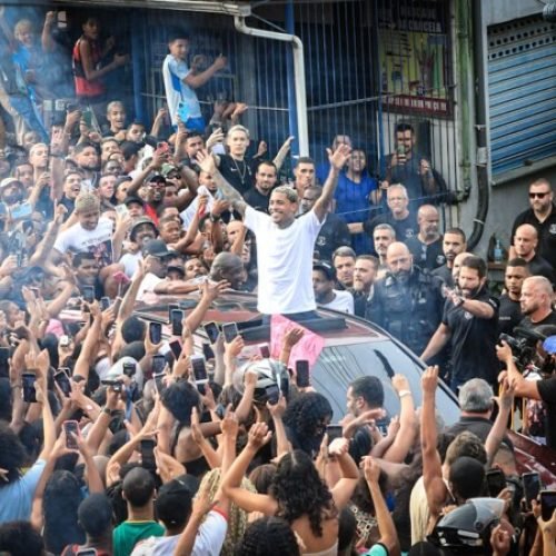 MC Poze é solto após cinco dias preso; espera teve multidão, confusão e spray de pimenta