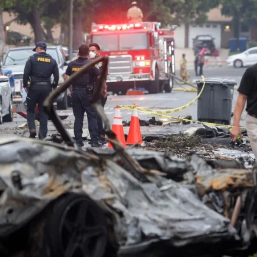 Avião de pequeno porte cai nos EUA e atinge casas e carros, diz polícia