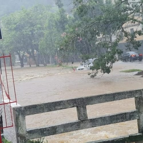 Centro histórico de Petrópolis alaga e sirenes são acionadas