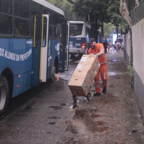 TRE-RJ inicia distribuição de urnas eletrônicas para o primeiro turno das Eleições 2026